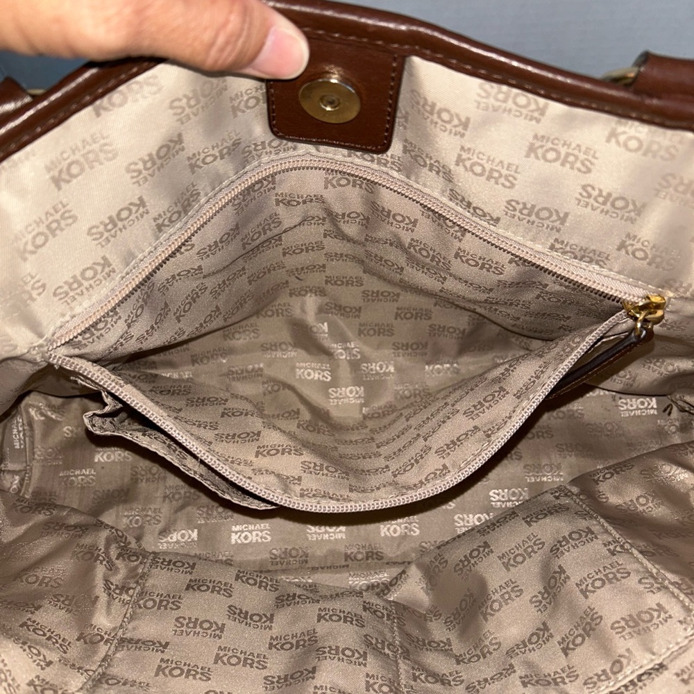 Stylish Brown and Cream Giraffe Print Michael Kors Tote Bag - Picture 4 of 5